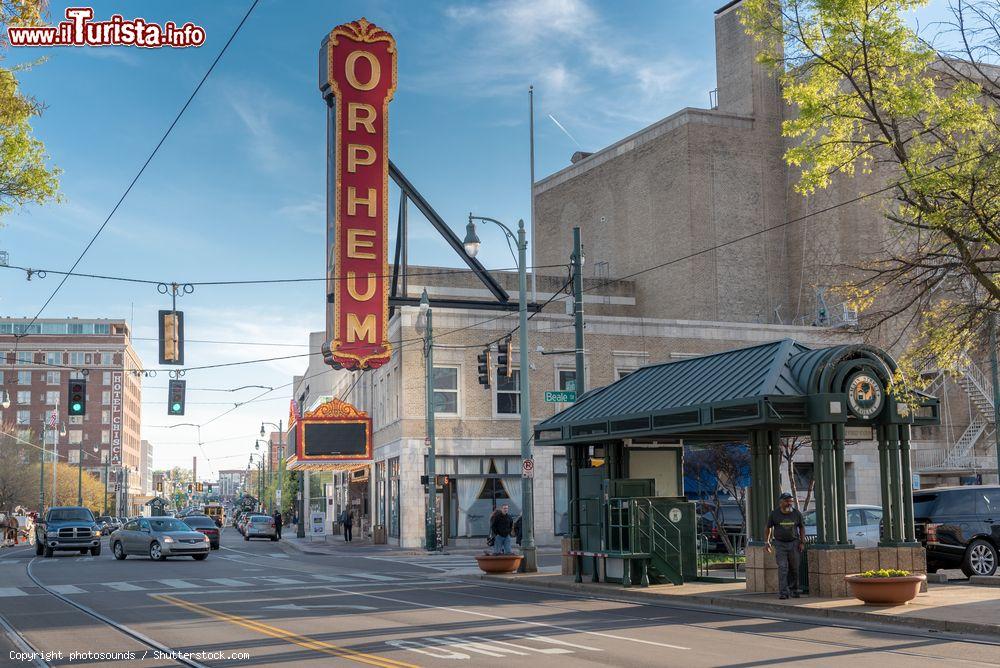 Immagine Street view del centro di Memphis, Tennessee (USA). In primo piano, l'insegna del teatro Orpheum - © photosounds / Shutterstock.com