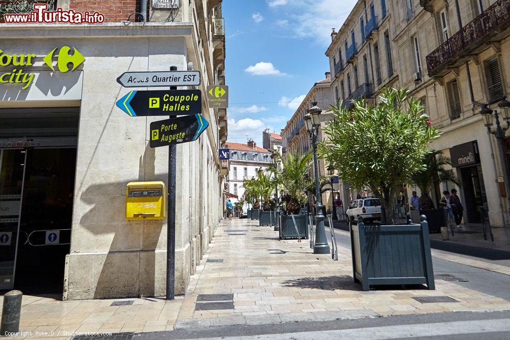 Immagine Street view del centro di Nimes, città francese dell'Occitania - © Mike_O / Shutterstock.com