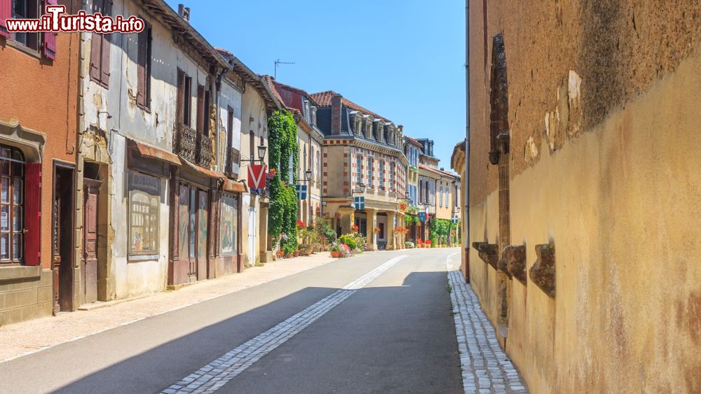 Immagine Street view del centro storico di Auch, Occitania, Francia.