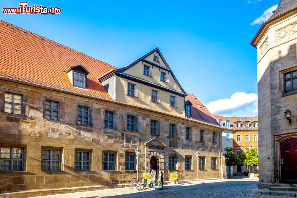 Immagine Street view del centro storico di Bayreuth, Germania, con chiesa e museo.