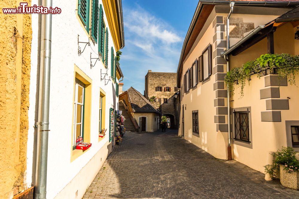 Immagine Street view del centro storico di Durnstein, Austria. La città si trova a una manciata di chilometri da Krems.