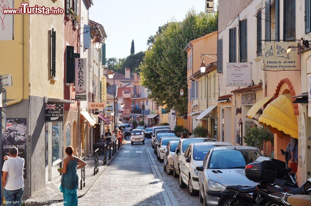 Immagine Street view del centro storico di Le Lavandou, riviera francese - © EQRoy / Shutterstock.com