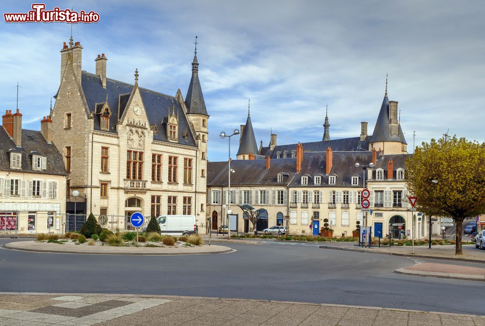 Immagine Street view del centro storico di Nevers, Francia.