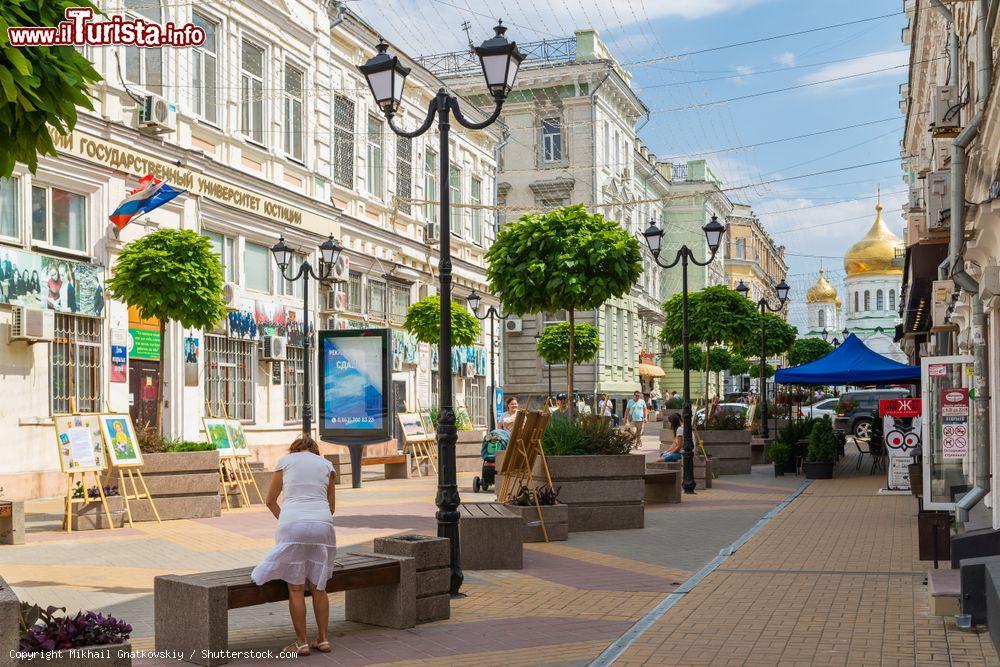 Immagine Street view del centro storico di Rostov-on-Don, Russia. Sullo sfondo, le cupole dorate della cattedrale - © Mikhail Gnatkovskiy / Shutterstock.com