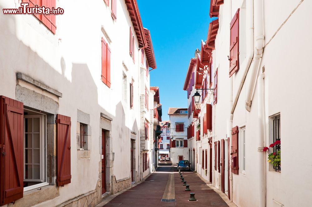 Immagine Street view del centro storico di Saint-Jean-de-Luz, Francia: un tipico vicoletto con le case in stile basco.