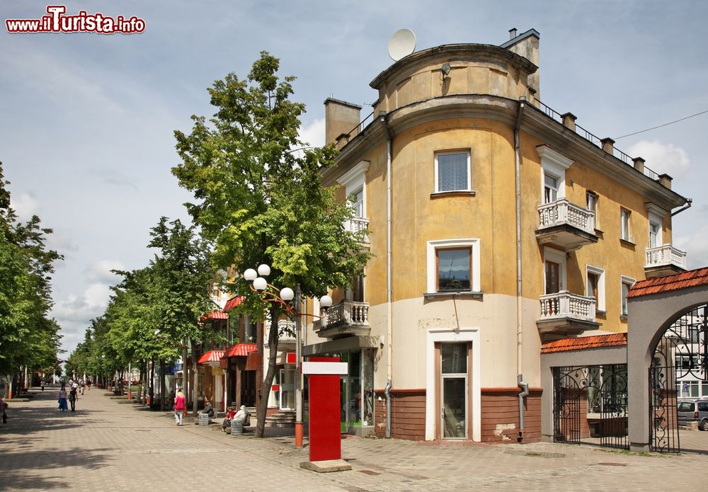 Immagine Street view del centro storico di Siauliai, Lituania: uno scorcio di Vilniaus Street.