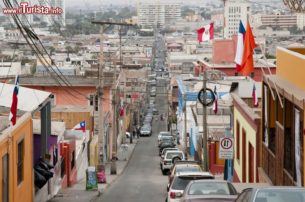 Immagine Street view della cittadina di Arica, Cile, Sud America. Questo porto cileno si affaccia sul Golfo di Arica e si trova a soli 18 chilometri dal confine con il Perù.