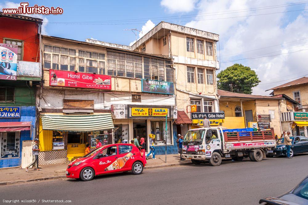 Immagine Street view di Addis Abeba, Etiopia, con veicoli parcheggiati - © milosk50 / Shutterstock.com