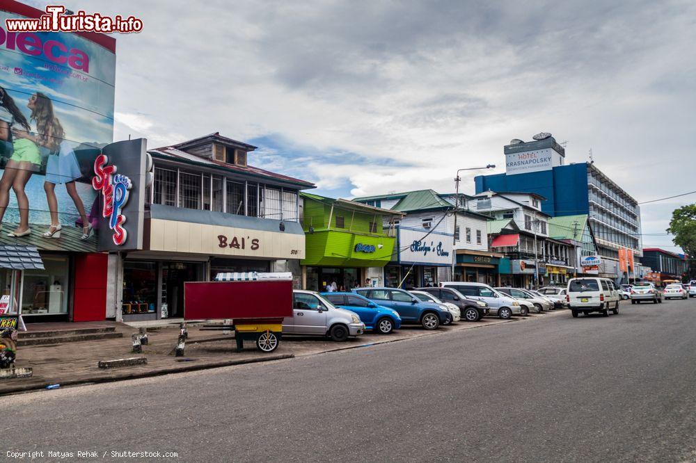 Immagine Street view di Paramaribo, Suriname (America). Il primo insediamento fu il villaggio realizzato dai caribi, un popolo amerindo - © Matyas Rehak / Shutterstock.com