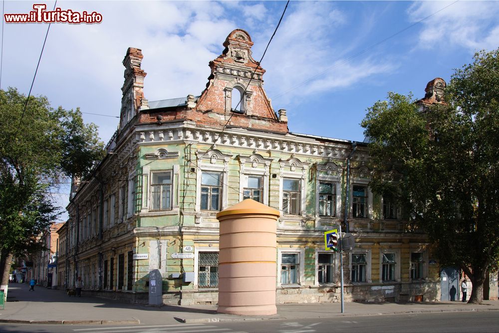 Immagine Street view di Samara, Russia, con un elegante edificio antico fotografato in estate alla mattina.