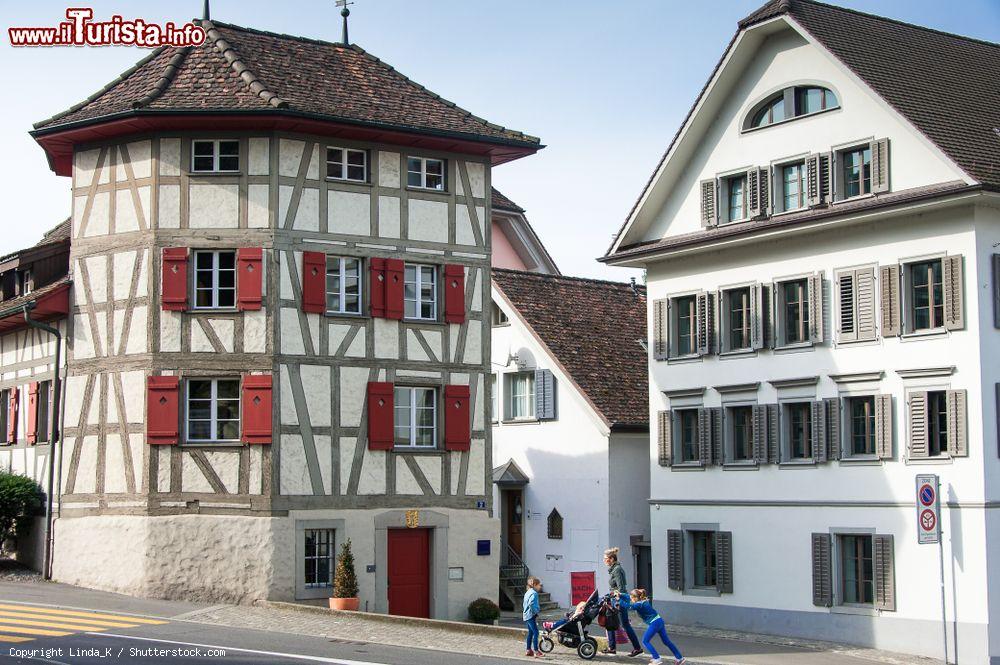 Immagine Street view di Zugo, Svizzera, in una mattinata d'autunno: una mamma con i bambini passeggia per la città - © Linda_K / Shutterstock.com