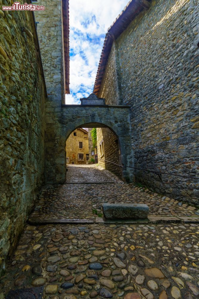 Immagine Street view nel centro storico di Perouges, Francia. E' un'antica cittadina di tessitori e commercianti di vino che conserva il suo cuore medievale con vicoletti, vecchie case del XV° e XVI° secolo e una fortezza del XII° secolo.