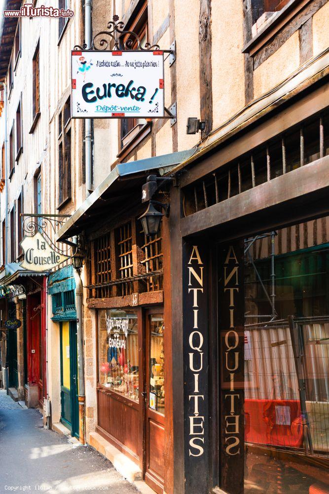 Immagine Streetview del centro storico di Limoges, Francia. Situata ai piedi del Massiccio Centrale, la città deve il suo nome ai lemovici, una tribù che si stabilì in quest'area durante la conquista romana - © ilolab / Shutterstock.com