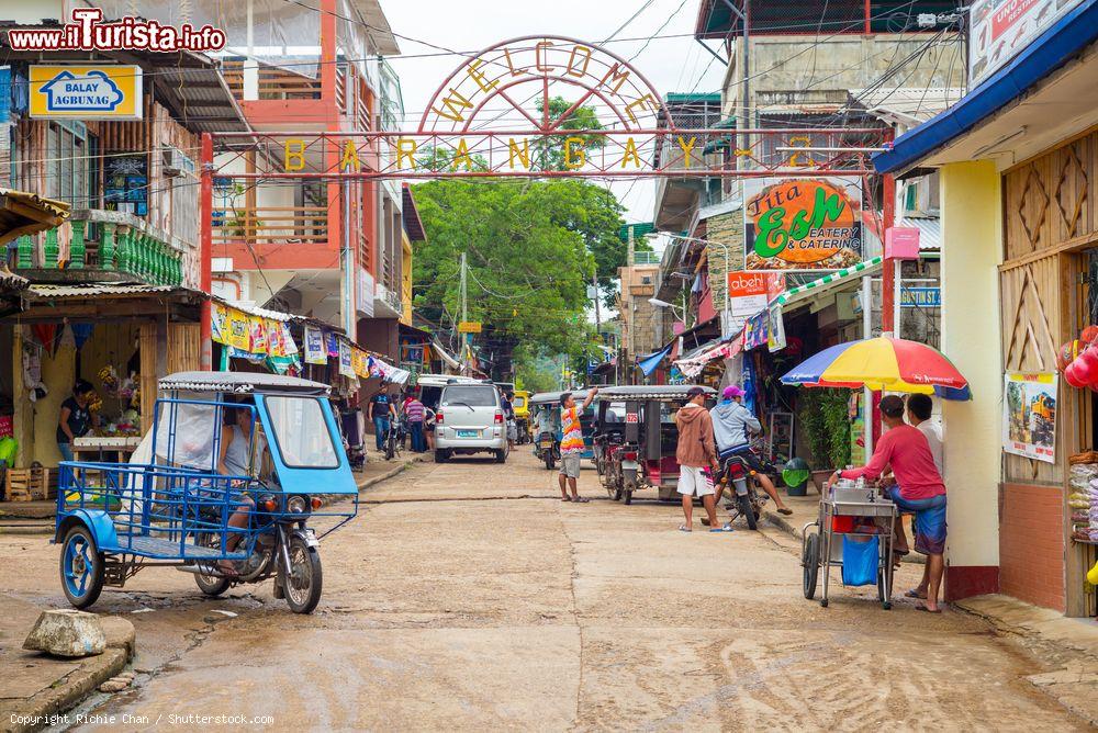 Immagine Streetview della città di Coron, Filippine: si tratta della più grande località sull'isola di Busuanga (Palawan) - © Richie Chan / Shutterstock.com