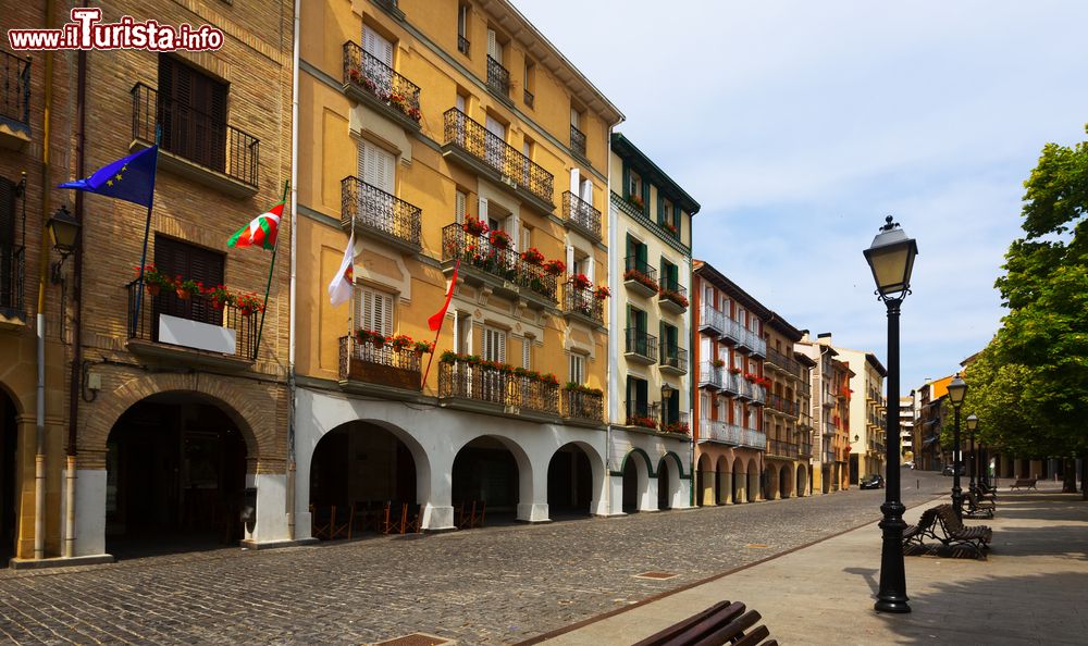 Immagine Streetview nel centro di Estella, Spagna, con antichi edifici.