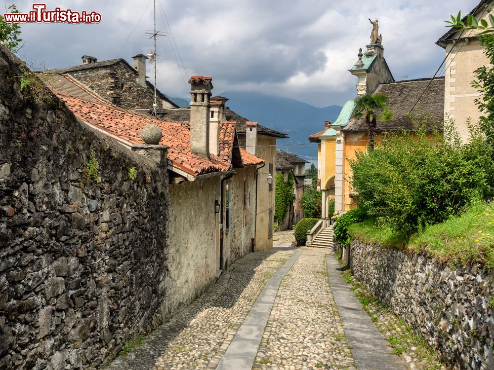 Immagine Uno stretto vicoletto a Orta San Giulio, Piemonte, Italia. Passeggiando alla scoperta di questo borgo se ne possono ammirare splendidi scorci panoramici.