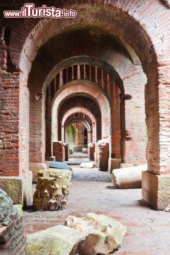 Immagine La struttura in mattoni dell'anfiteatro romano di Santa Maria Capuavetere - © Gabriela Insuratelu / Shutterstock.com