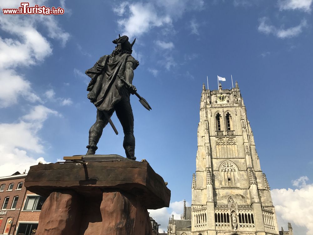 Immagine La stuaua del principe gallo Ambiorige al Gran Mercato di Tongeren (Belgio) con la vecchia cattedrale sullo sfondo.