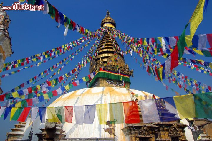 Immagine Stupa di Swayambhunath a Kathmandu, Nepal. Questo antico compelsso religioso in cima ad una collina a ovest della città è uno dei luoghi più sacri per i pellegrinaggi. E' composto da uno stupa e da numerosi templi. Fortunatamente, il terremoto del 2015 ha creato solo lievi danni allo stupa mentre alcuni piccoli templi sono andati distrutti  - © Krishna.Wu / Shutterstock.com