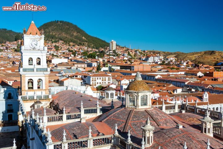 Immagine Una veduta del centro di Sucre. La capitale della Bolivia è conosciuta con il nome di "Città bianca" per via del colore dei suoi edifici - foto © Jess Kraft / Shutterstock