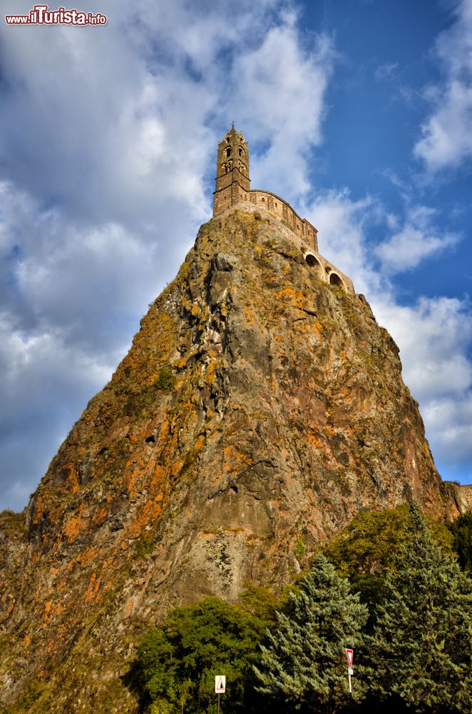 Immagine La suggestiva cappella di Saint-Michel d'Aiguilhe nei pressi di Le Puy-en-Velay, Francia. Per raggiungerla bisogna salire 268 gradini scavati nella roccia.