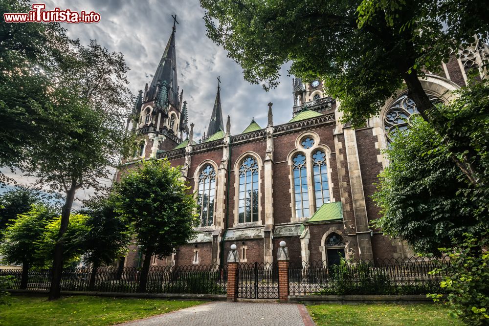 Immagine La suggestiva chiesa di Santa Olga e Santa Elisabetta a Lviv, Ucraina. Questo edificio religioso venne costruito in memoria della popolare imperatrice bavarese Elisabetta, nota come Sissi.