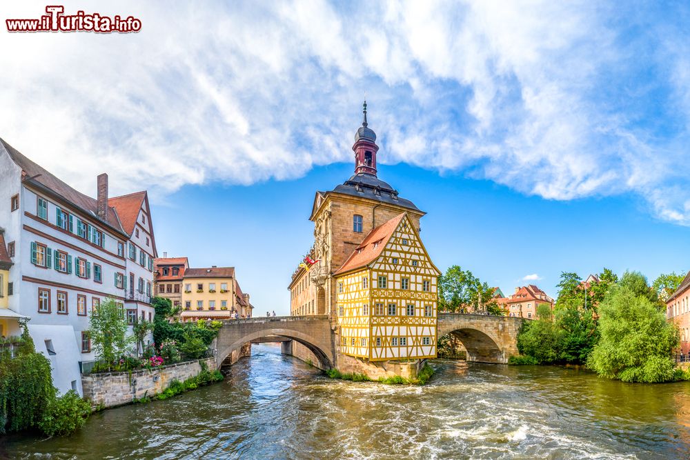 Immagine Una suggestiva panoramica del vecchio Municipio di Bamberga, Germania, con il ponte in pietra sul Regnitz.