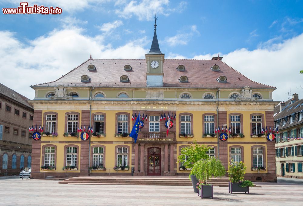 Immagine La suggestiva piazza del mercato nella cittadina di Belfort, Francia. Siamo fra Lione e Strasburgo, nella regione Borgogna-Franca Contea.