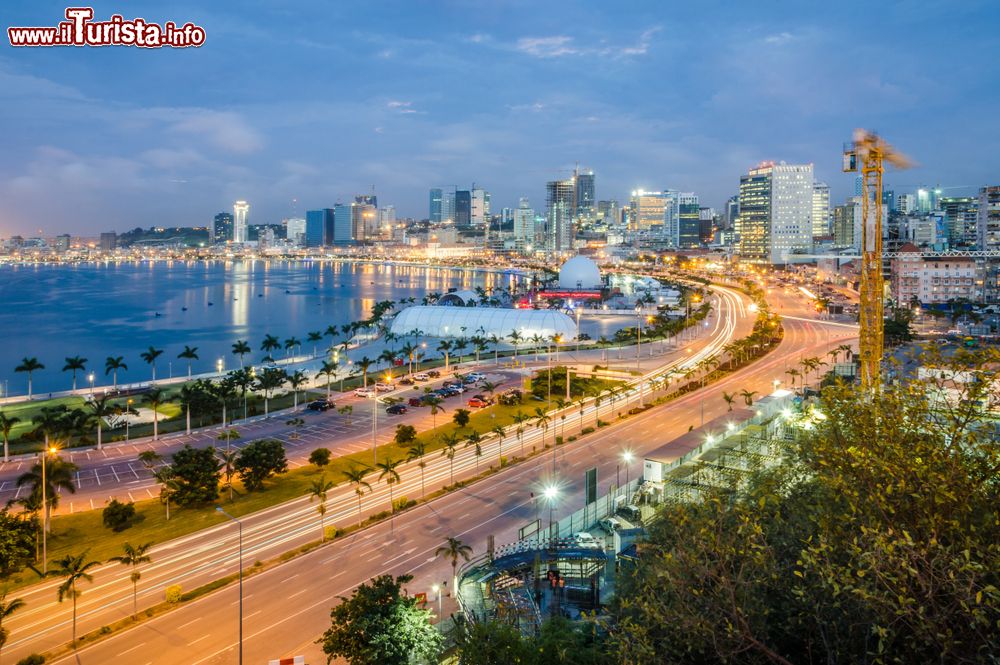 Immagine Una suggestiva skyline della città di Luanda, Angola, con la baia e la passeggiata lungomare nel tardo pomeriggio.