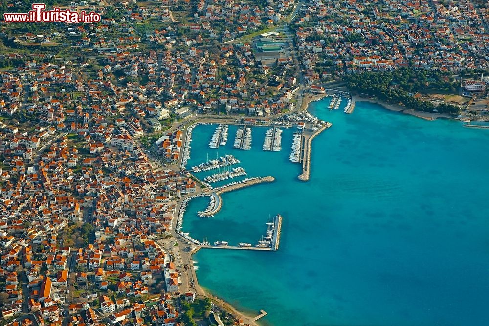 Immagine Una suggestiva veduta aerea della città di Vodice, Croazia. E' il più grande centro della contea di Sibenik con alberghi, campeggi, un grande porto turistico, bar e ristoranti.