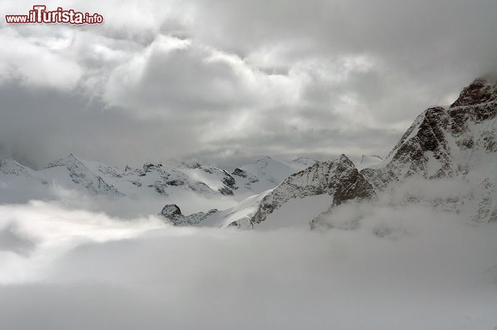 Immagine Una suggestiva veduta del ghiacciaio dell'Aletsch nei pressi di Grindelwald, Svizzera, avvolto dalle nuvole.