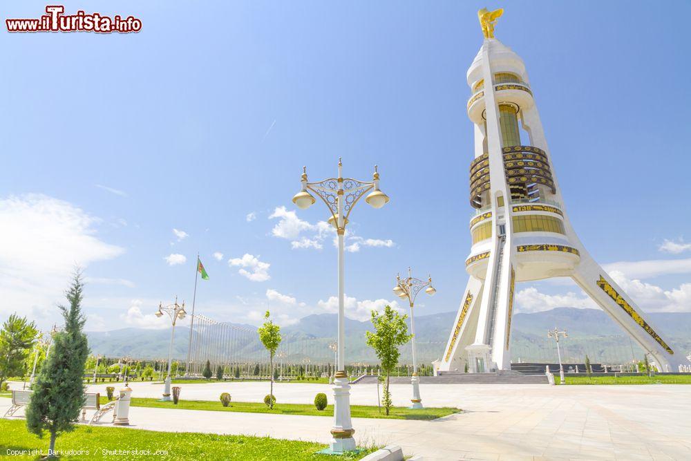 Immagine Una suggestiva veduta del Monumento alla Neutralità di Ashgabat costruito su una collina, Turkmenistan - © Darkydoors / Shutterstock.com
