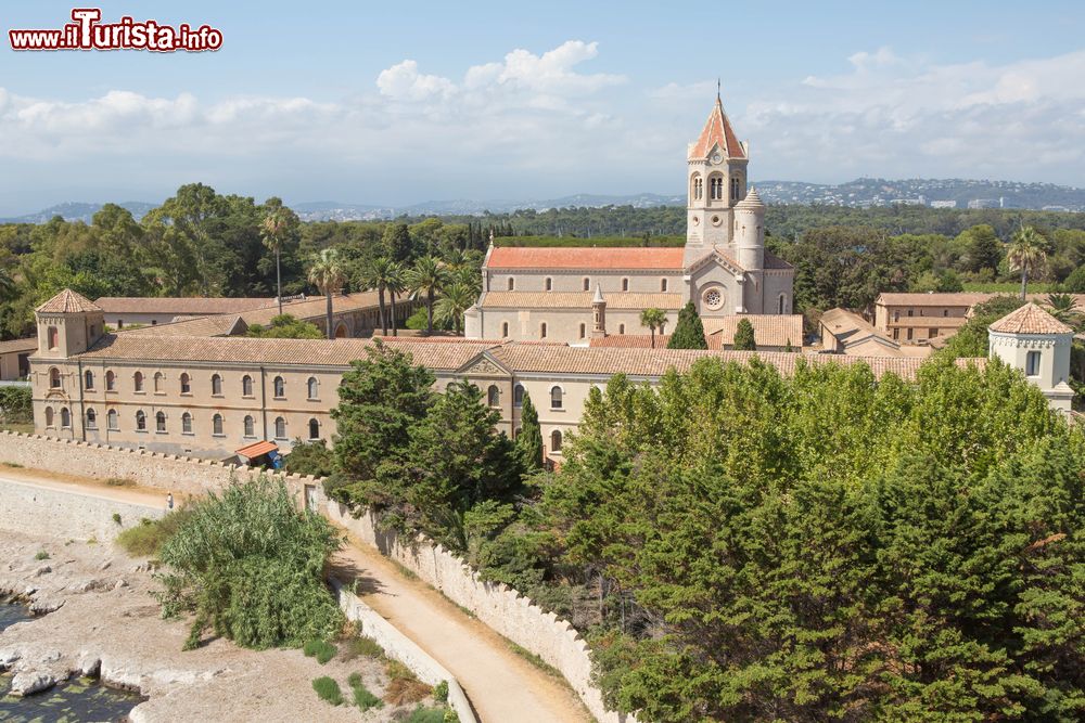 Immagine Una suggestiva veduta dell'abbazia fortificata di Lerino a Saint-Honorat, Francia. L'isola, poco più grande di 15 ettari, ha suolo argilloso e calcareo, perfetto per la coltivazione della vite. A occuparsi di vendemmia e vinificazione sono proprio i monaci dell'abbazia.