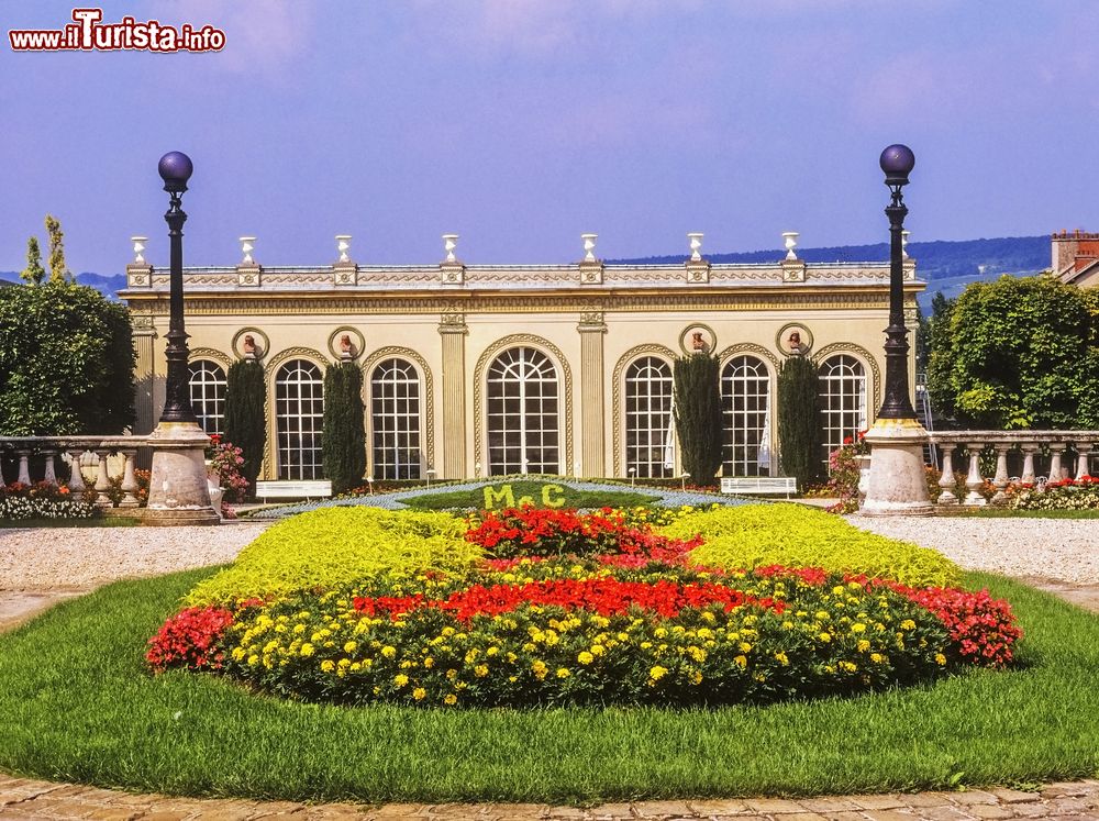 Immagine Una suggestiva veduta dell'azienda Dom Perignon a Epernay, Ardenne, Francia, immersa nel verde.