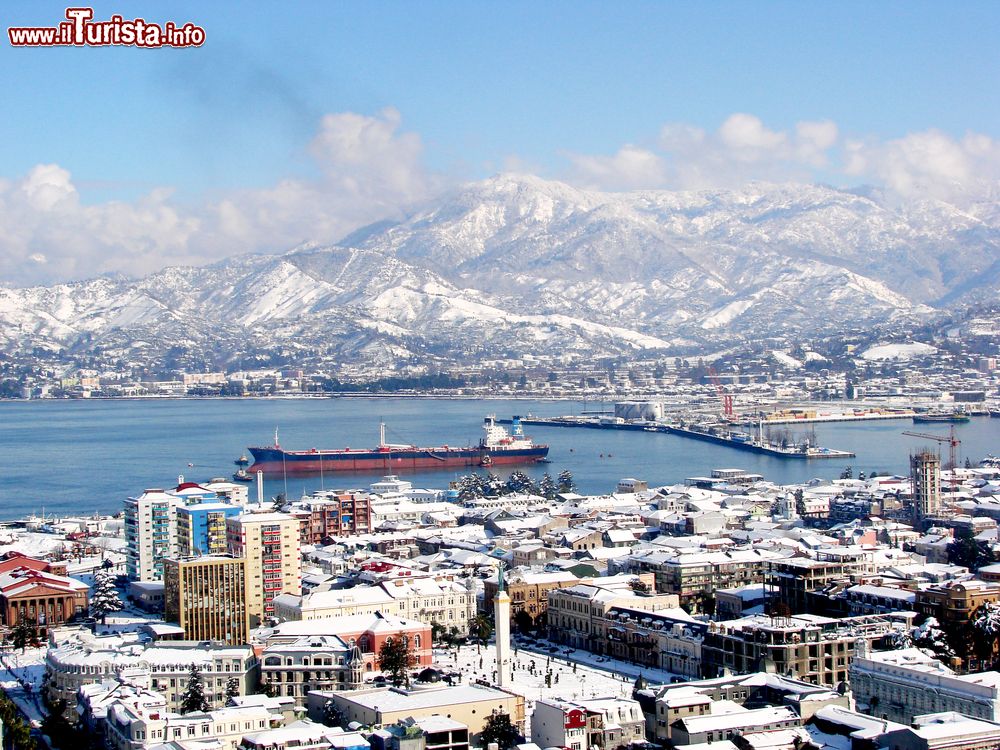 Immagine Una suggestiva veduta invernale della città di Batumi e della baia, Georgia.