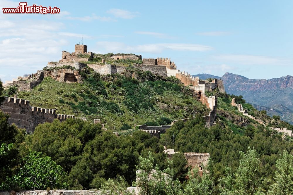 Immagine Una suggestiva veduta panoramica dell'antica fortezza di Sagunto con le sue mura di oltre 1 chilometro, Spagna.