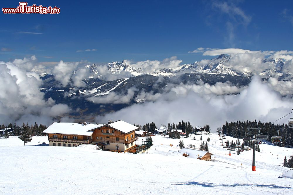 Immagine Suggestivo panorama alpino nel villaggio di Flachau, Austria.