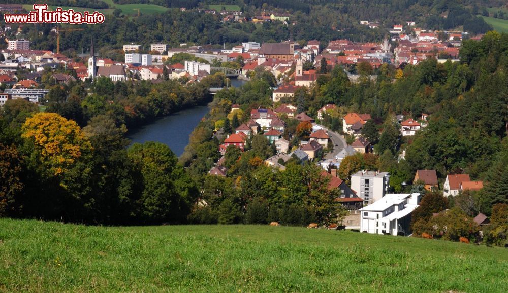 Immagine Un suggestivo panorama di Leoben, Austria. Con circa 25 mila abitanti, questa cittadina è la seconda per popolazione della Stiria dopo Graz.