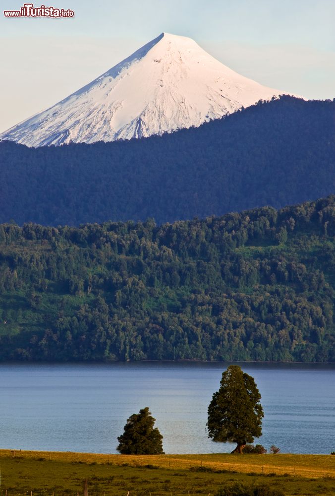 Immagine Un suggestivo panorama innevato del vulcano Osorno a Puerto Montt, Cile. Deve il suo attuale nome alla vicina città di Osorno fondata dagli spagnoli: fu infatti Garcia Hurtado de Mendoza a darle nel 1558 questo nome in onore del nonno, il conte di Osorno.