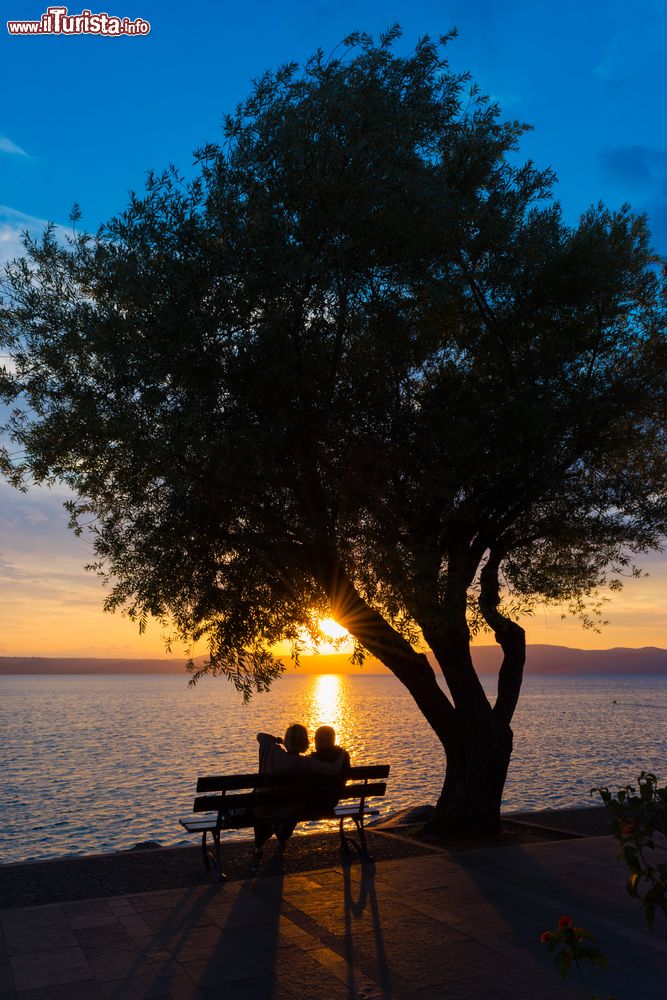 Immagine Un suggestivo tramonto sul lago di Bracciano vicino a Anguillara Sabazia, Lazio.