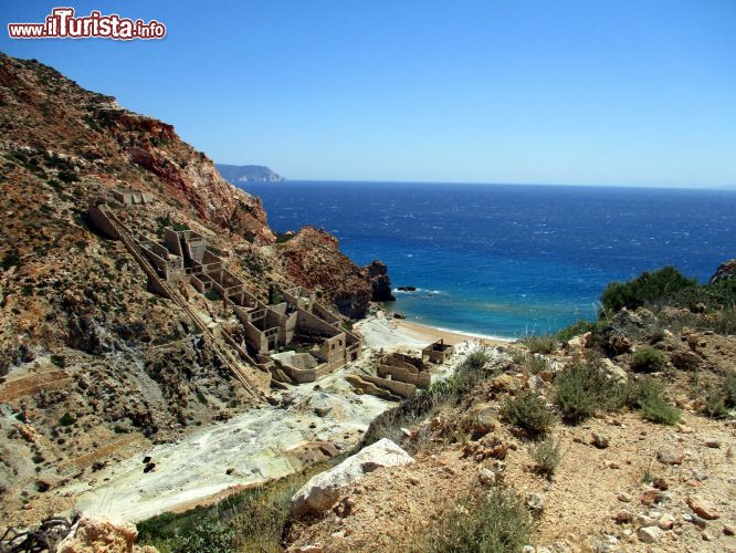 Immagine Spiaggia di Sulphur mine (Thiorichia): lo scenario è quasi surreale, con l'inquietante presenza dell'antica miniera di zolfo proprio alle spalle di questa bella spiaggia di Milos.