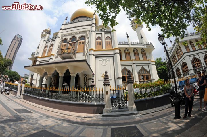 Immagine Costruita originariamente nel 1825, Sultan Mosque venne sostituita dall'attuale sontuoso edificio, progettato da un architetto irlandese, nel 1928. In stile saraceno e con la bella cupola dorata, la moschea sembra uscita dalle pagine di un'edizione illustrata delle Mille e una notte. L'accesso alla sala di preghiera è riservato ai fedeli  di religione islamica e i visitatori sono tenuti a indossare un abbigliamento appropriato (all'ingresso sono disponibili scialli). Si trova al 3 di Muscat Street ed è aperta dal sabato al giovedì in orario 9/12 e 14/16 e il venerdì dalle 14.30 alle 16 - © Sonja Vietto Ramus