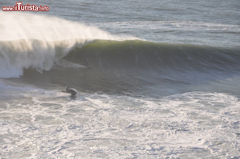 Immagine Surf in Portogallo sulla costa di Nazaré.