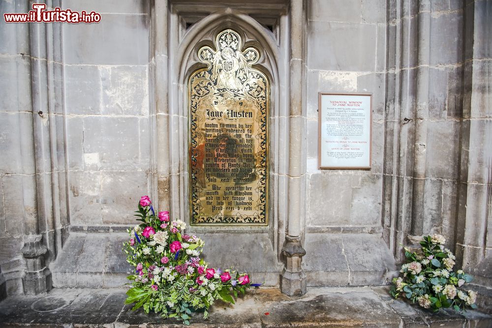 Immagine Una targa commemorativa in ottone in memoria di Jane Austen nella cattedrale di Winchester, Inghilterra. Questa scrittrice britannica, autrice fra le più famose e conosciute nel mondo, è seppellita nella cattedrale della città.