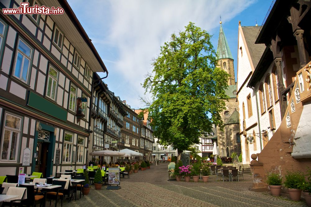 Immagine Tavolini di locali e ristoranti nell'area pedonale di Goslar, Sassonia (Germania).