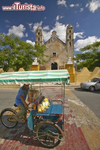 Immagine Taxi bicicletta di fronte alla cattedrale cattolica di Izamal, Messico. Per andare alla scoperta di monumenti e luoghi storici di Izamal si possono utilizzare simpatici taxi biciletta - © Joseph Sohm / Shutterstock.com