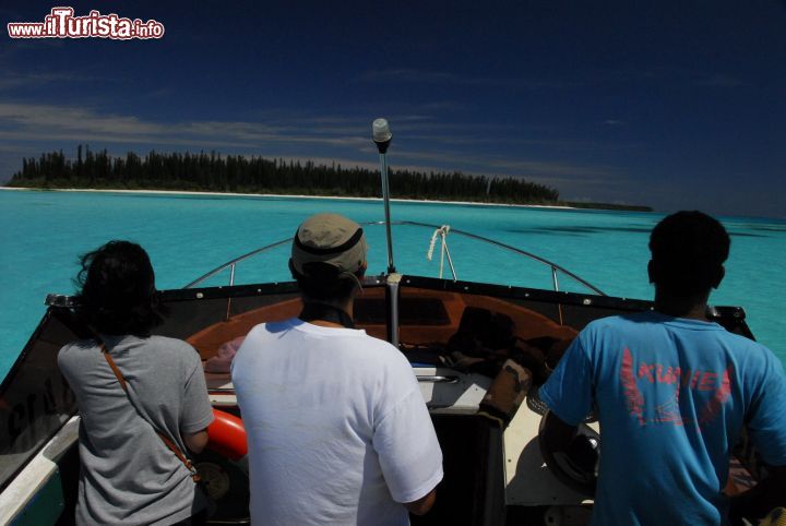 Immagine Un taxi boat si dirige verso l'isola dei Pini, Oceano Pacifico, Nuova Caledonia.