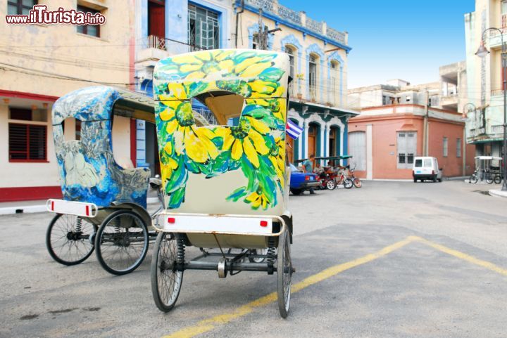 Immagine Taxi turistici a pedali nel centro di Camaguey, Cuba - Per spostarsi nel cuore della città e visitarne in modo alternativo monumenti e edifici storici niente di meglio che un divertente e colorato taxi a pedali © Regien Paassen / Shutterstock.com