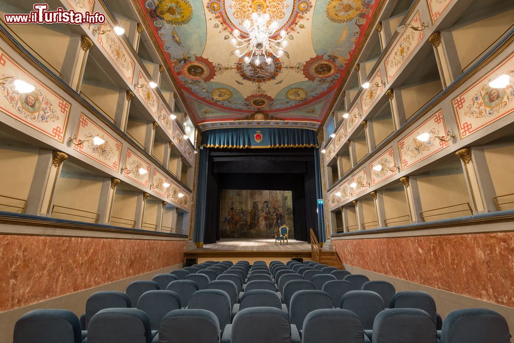 Immagine Una veduta dell'interno del teatro di Ripatransone, Marche, Italia. Il teatro Luigi Mercantini è uno dei numerosi teatri storici delle Marche: ospitato nel trecentesco palazzo del Podestà, ha un uditorio su pianta a U con tre ordini di palchi senza loggione. Può accogliere sino a 250 persone.