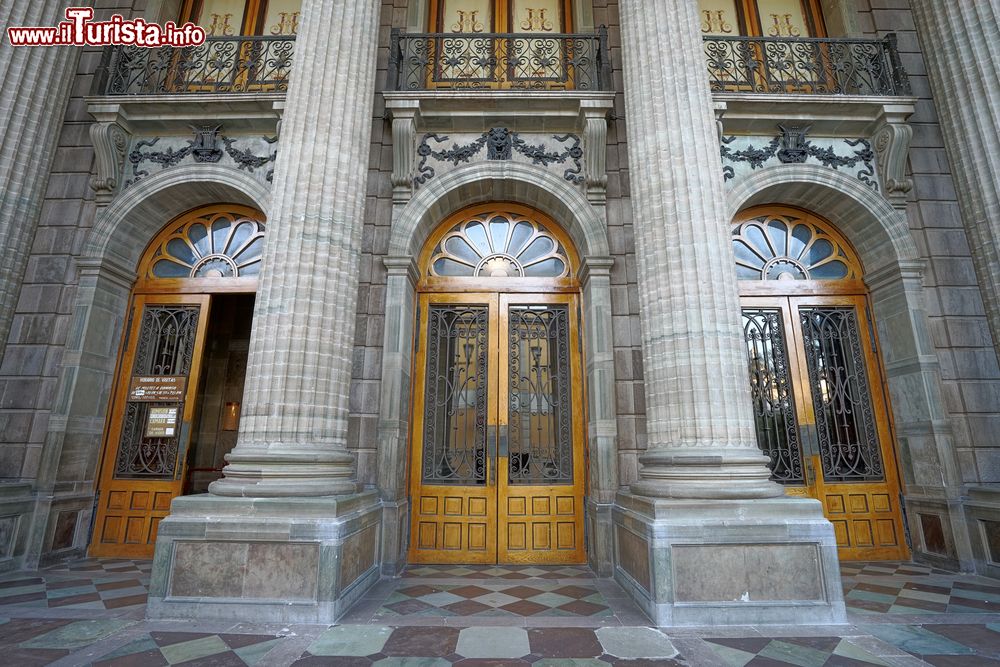 Immagine L'ingresso del Teatro Juarez a Guanajuato, Messico. Questo storico edificio, che risale alla fine del XIX° secolo, è stato commissionato dal generale Florencio Antillon. Con il passare del tempo ha subito interventi di ristrutturazione che ne hanno cambiato l'aspetto originale sia all'esterno che all'interno.